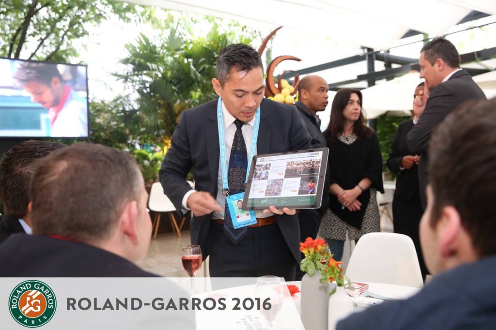 Frank TRUONG présente un tour de magie digitale sur tablette à Roland-Garros
