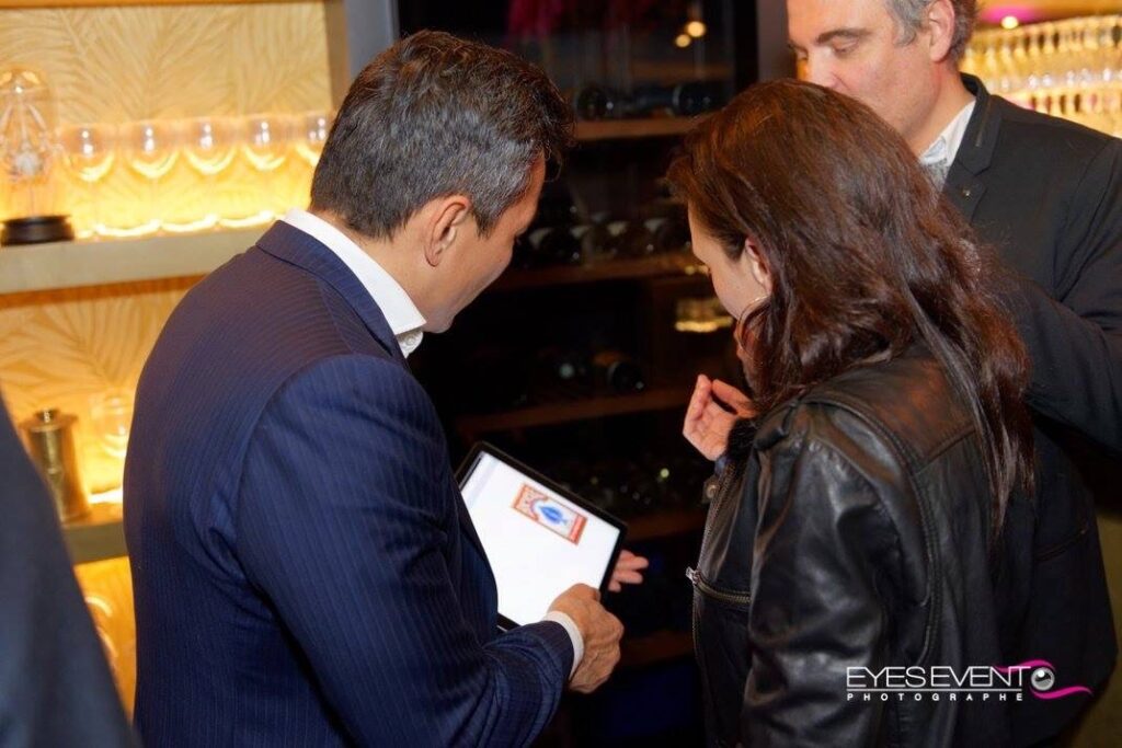 Frank TRUONG en magie close-up avec une invitée